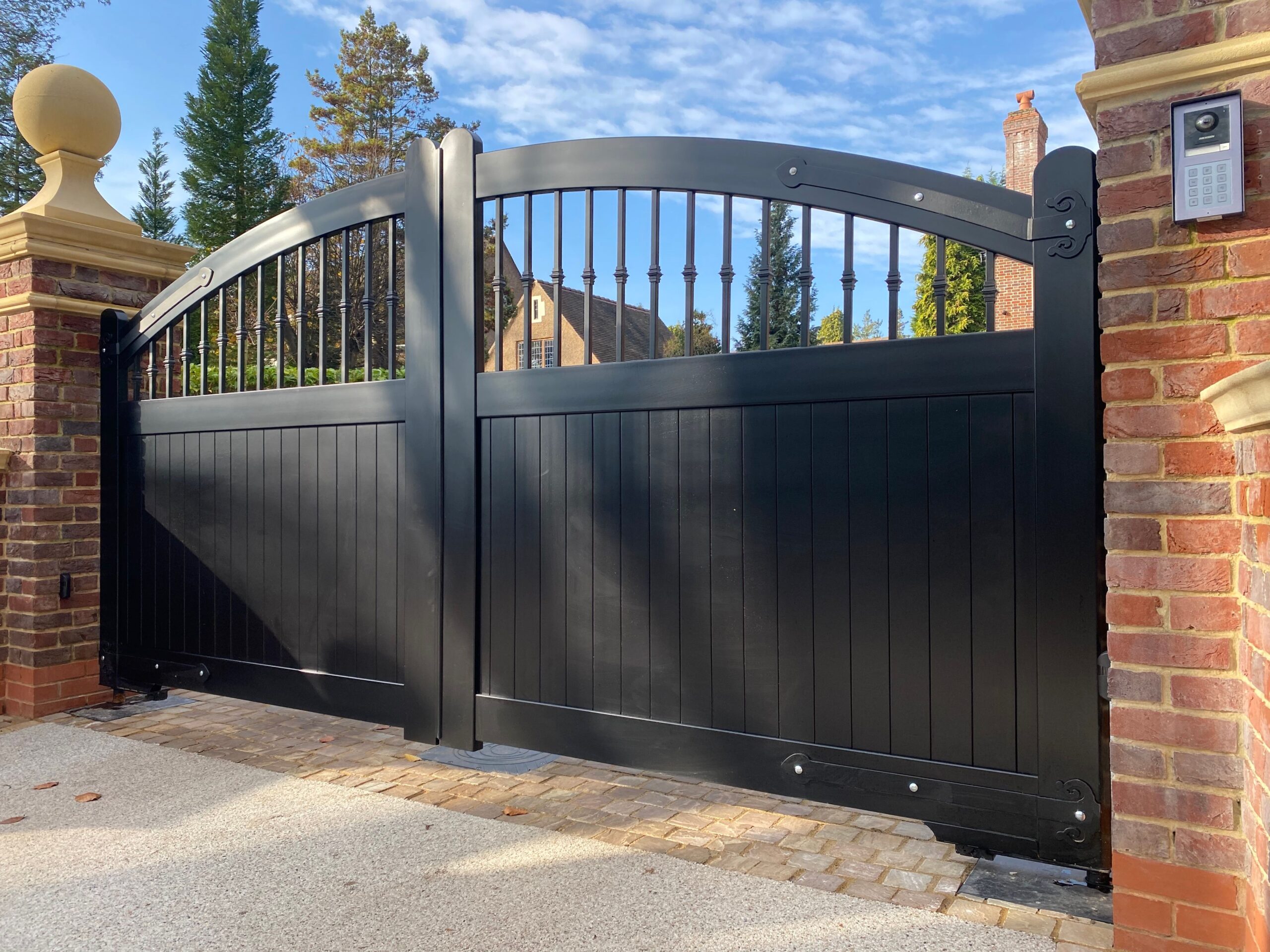 Wimbledon Aluminium Gate – Longman Gates